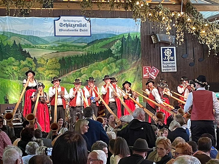 Volkssängerzelt Schützenlisl mit den verschiedendsten musikalischen Darbietungen auf der Bühne (©Foto. Klaus Ikenmeyer)